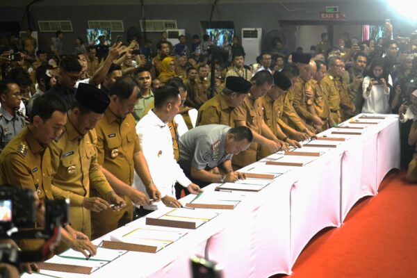 Penandatanganan perda koperasi Merah Putih oleh 17 kepala daerah di Sumatera Selatan