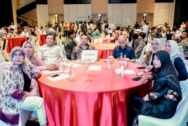 Penyandang disabilitas dan pelaku UMKM memberikan testimoni program pemerintah