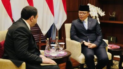 Menteri Luar Negeri RI Sugiono bersama Duta Besar Azerbaijan Ramil Rzayev dalam pertemuan di Kemlu