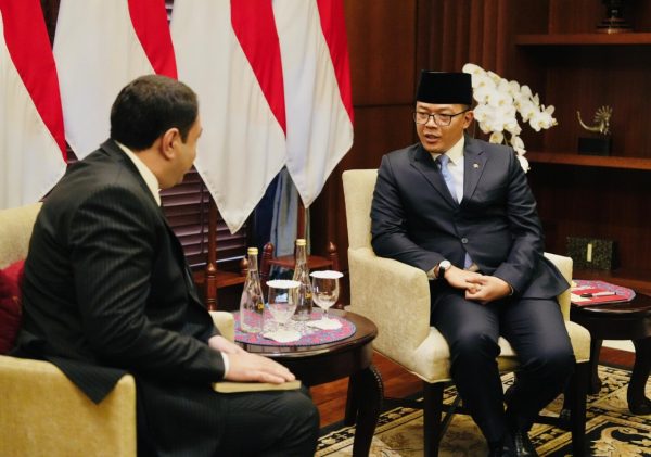 Menteri Luar Negeri RI Sugiono bersama Duta Besar Azerbaijan Ramil Rzayev dalam pertemuan di Kemlu