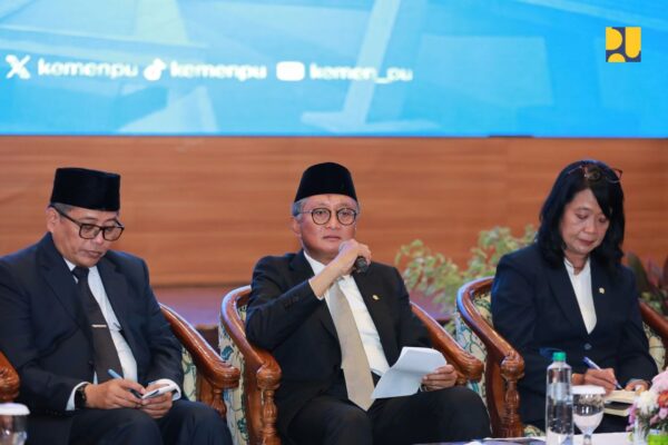 Menteri PU Dody Hanggodo saat konferensi pers tentang Sekolah Rakyat dan program MBG