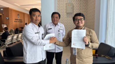 Petugas Imigrasi Ternate menunjukkan sistem pengiriman paspor Mite Pos