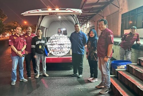 petugas Kemenlu menyerahkan jenazah WNI kepada keluarga