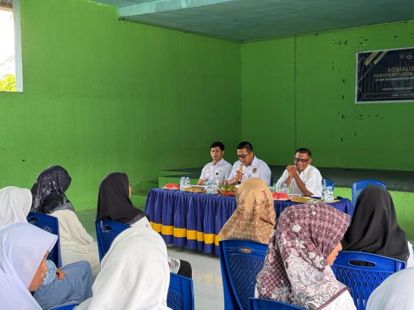 Petugas Imigrasi Ternate memberikan penyuluhan keimigrasian kepada siswa SMK di Jailolo