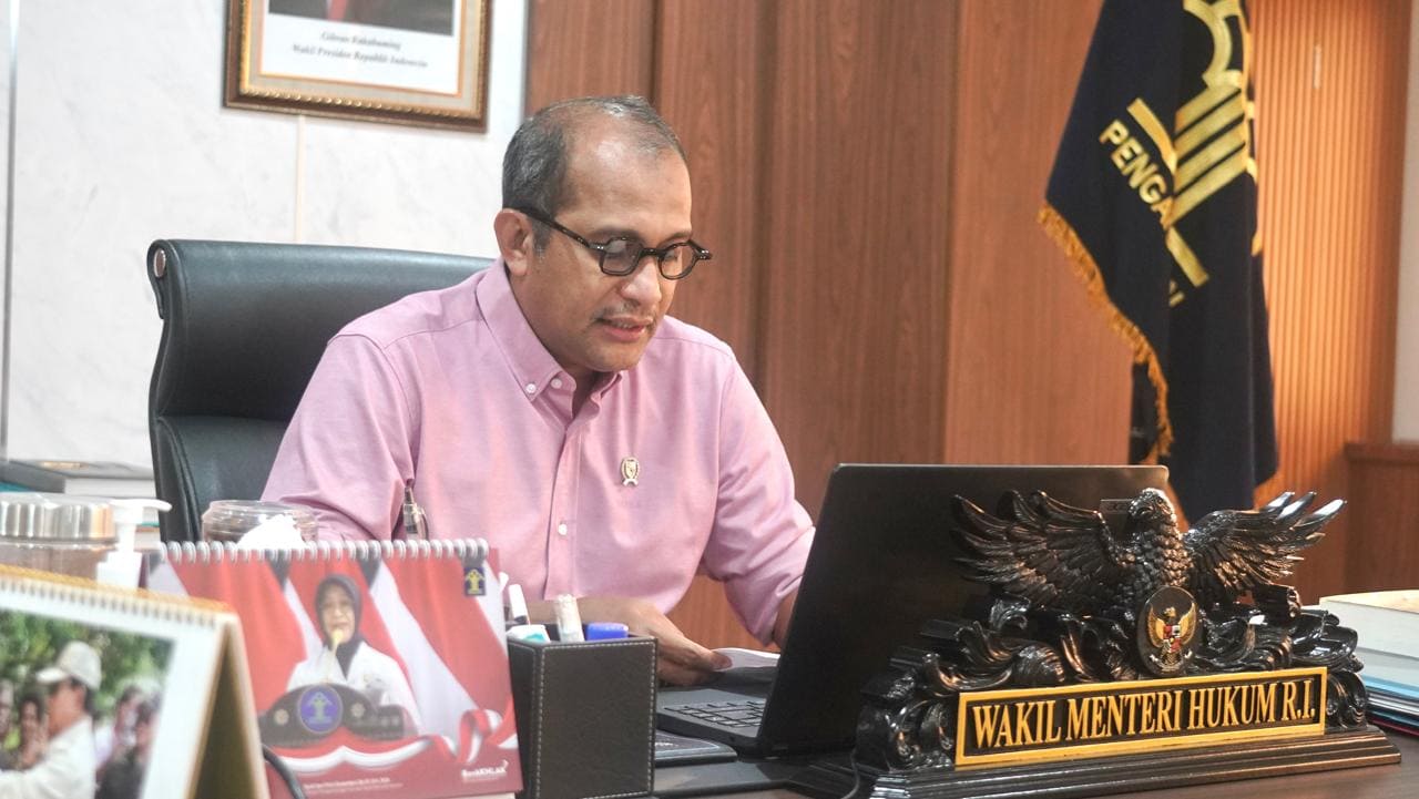Wamenkum Edward Omar Sharif Hiariej menyampaikan arahan kepada ASN Kemenkum secara daring