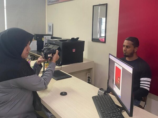 Petugas imigrasi sedang melakukan wawancara terhadap WNA di kantor imigrasi