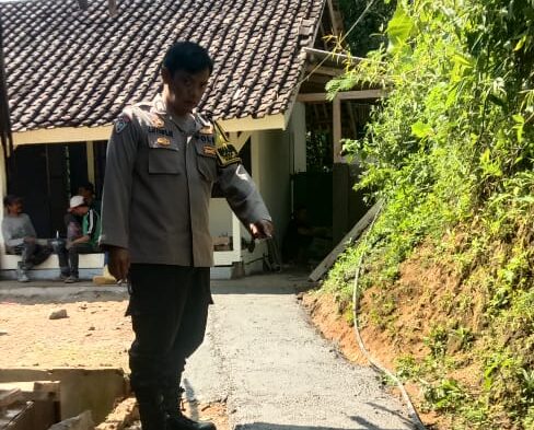 Bripka Luthfi Herdiansyah membangun jalan dan MCK madrasah di Kampung Ciwangun, Sukabumi
