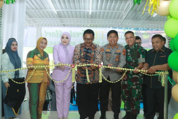 Bupati Sukabumi Asep Japar meresmikan Ratu Freshmart dan Program Makan Bergizi Gratis di Palabuhanratu