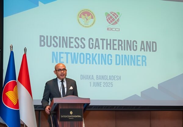 Wakil Menlu RI Tata Nasir berpidato di hadapan pelaku usaha dalam forum bisnis Indonesia-Bangladesh di Dhaka