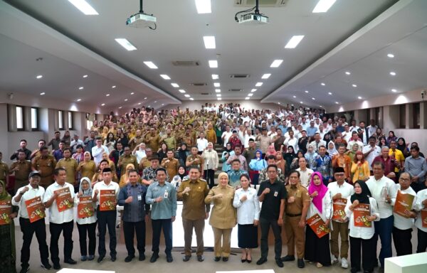 Penyerahan SK koperasi Kelurahan Merah Putih di Makassar