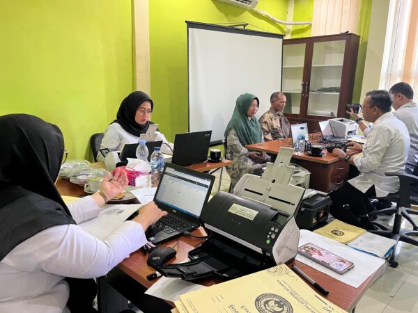 Petugas Imigrasi Padang melayani warga di kegiatan Lapau UNI