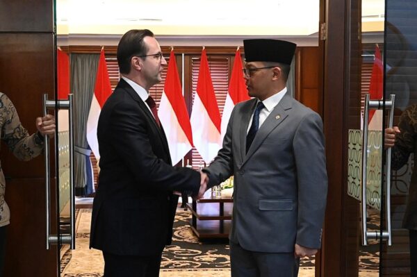 Menlu RI Sugiono saat bertemu Dubes Belarus Raman Ramanouski