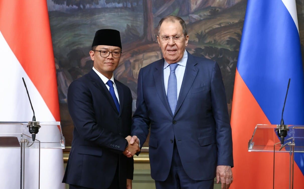 Menlu RI Sugiono dan Menlu Rusia Sergey Lavrov berjabat tangan dalam pertemuan bilateral di Moskow
