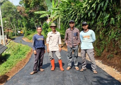 Proses pembangunan jalan lingkungan di Kampung Cipicung, Sukabumi