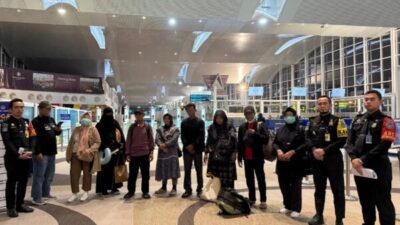 Petugas imigrasi memeriksa dokumen calon haji di Bandara Soekarno-Hatta