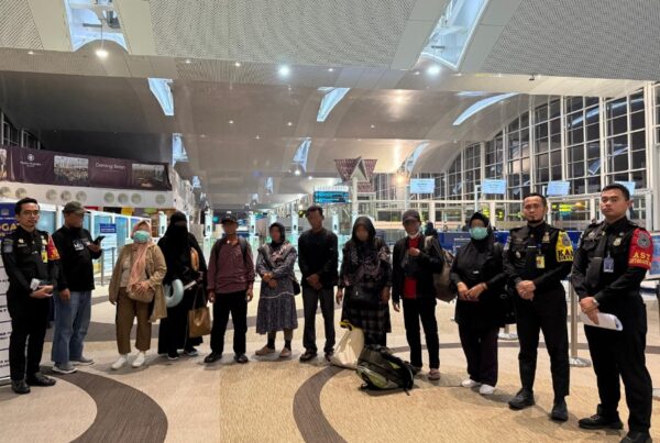 Petugas imigrasi memeriksa dokumen calon haji di Bandara Soekarno-Hatta