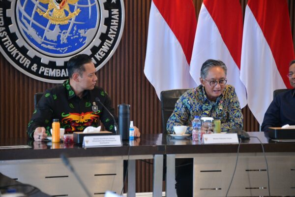 Menteri PU dan Menko AHY saat rapat koordinasi Inpres Jalan Daerah di Jakarta