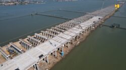 Konstruksi Jalan Tol Semarang-Demak Seksi 1 terintegrasi dengan tanggul laut