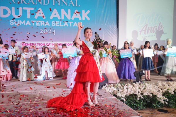 Vania Elizabeth Filberta saat tampil di acara budaya Sumatera Selatan
