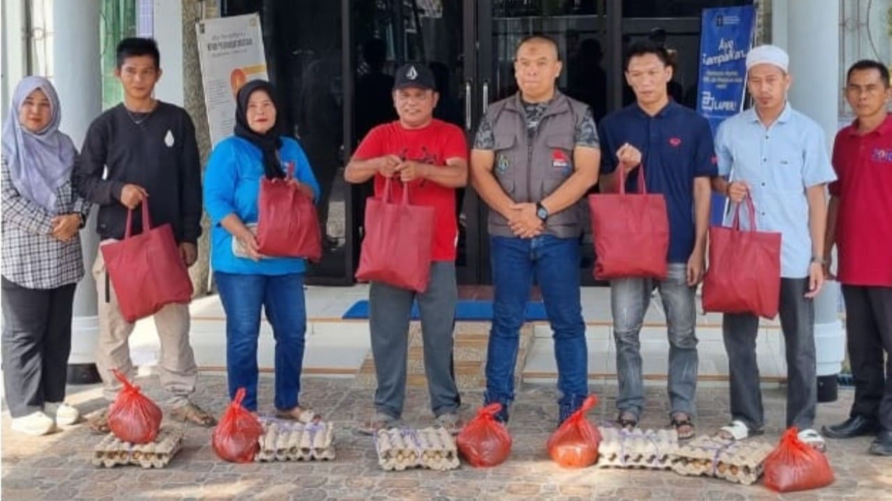 Petugas Bapas Amuntai menyerahkan bantuan sosial kepada klien binaan