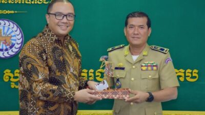 Dubes Santo Darmosumarto bertemu kepala kepolisian Kampot dan Kep