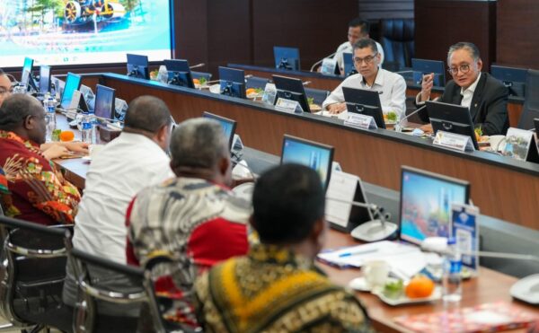 Menteri PU Dody Hanggodo dan Gubernur Papua Tengah Meki Nawipa saat audiensi di Jakarta