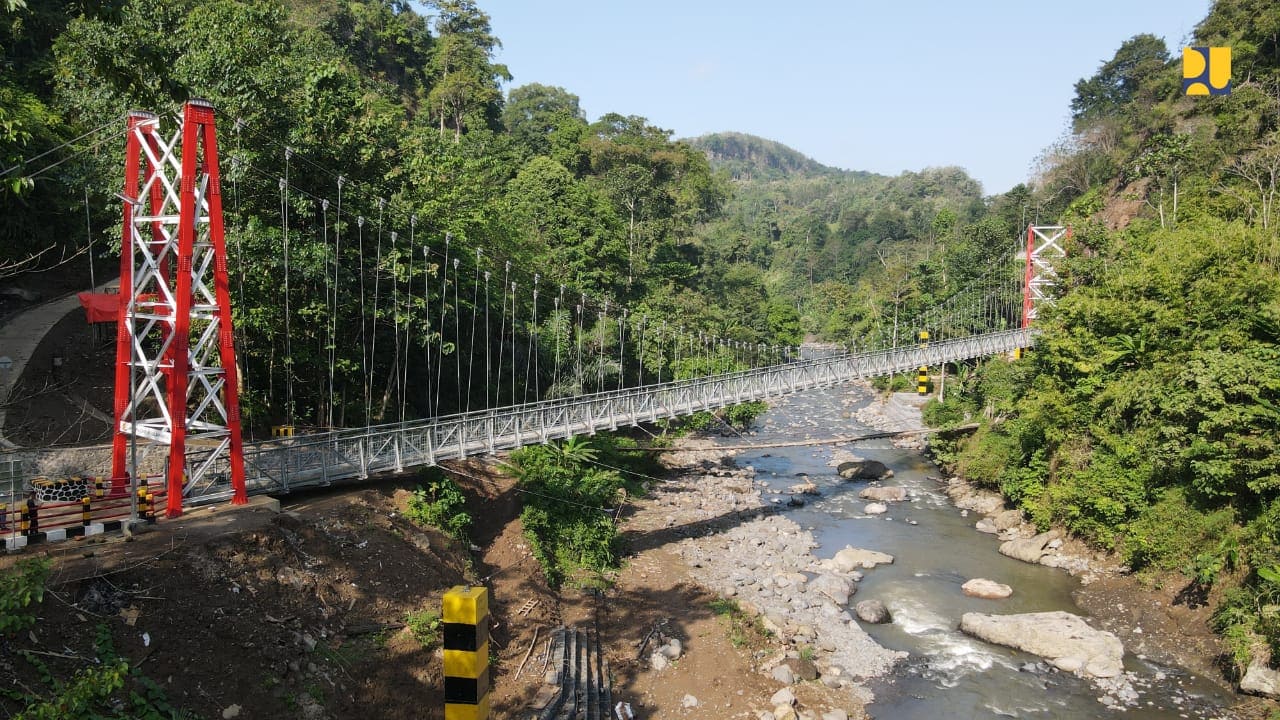 Jembatan gantung penghubung desa di daerah terpencil