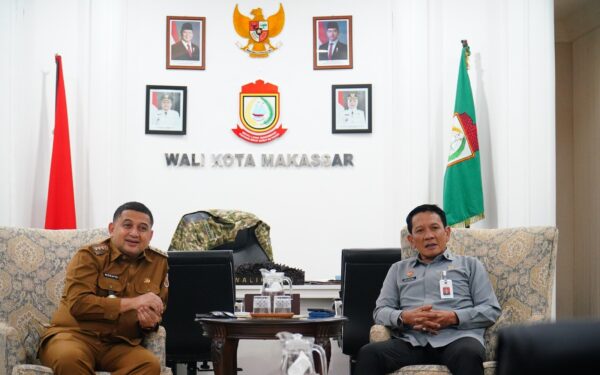 Pejabat Pemkot Makassar dan Kemenkum Sulsel saat menyerahkan SK koperasi