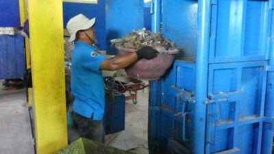 Petugas BBWS Cimanuk-Cisanggarung mengangkut sampah dari saluran irigasi di Bendung Rentang