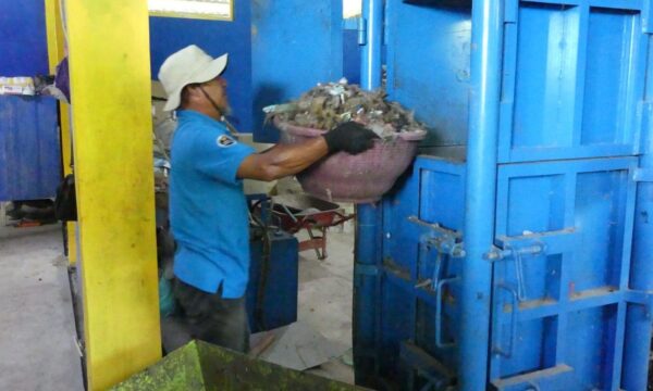 Petugas BBWS Cimanuk-Cisanggarung mengangkut sampah dari saluran irigasi di Bendung Rentang