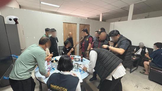 Tim Imigrasi Batam melakukan pemeriksaan dokumen WNA saat Operasi Wira Waspada