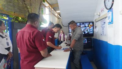 Petugas Imigrasi Ambon saat memeriksa lokasi dalam Operasi Wirawaspada