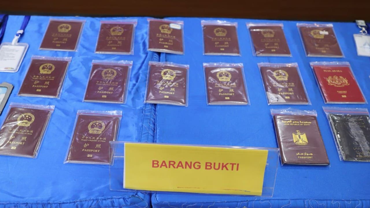 Petugas Imigrasi Jakarta Selatan saat memeriksa dokumen WNA dalam Operasi Wirawaspada