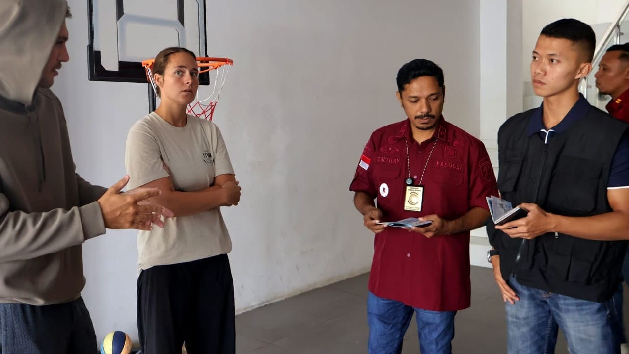 Petugas Imigrasi Padang saat melaksanakan Operasi Wirawaspada terhadap TKA