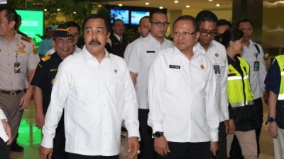 Menteri Imigrasi Agus Andrianto saat meninjau pelayanan keimigrasian di Bandara Soekarno-Hatta