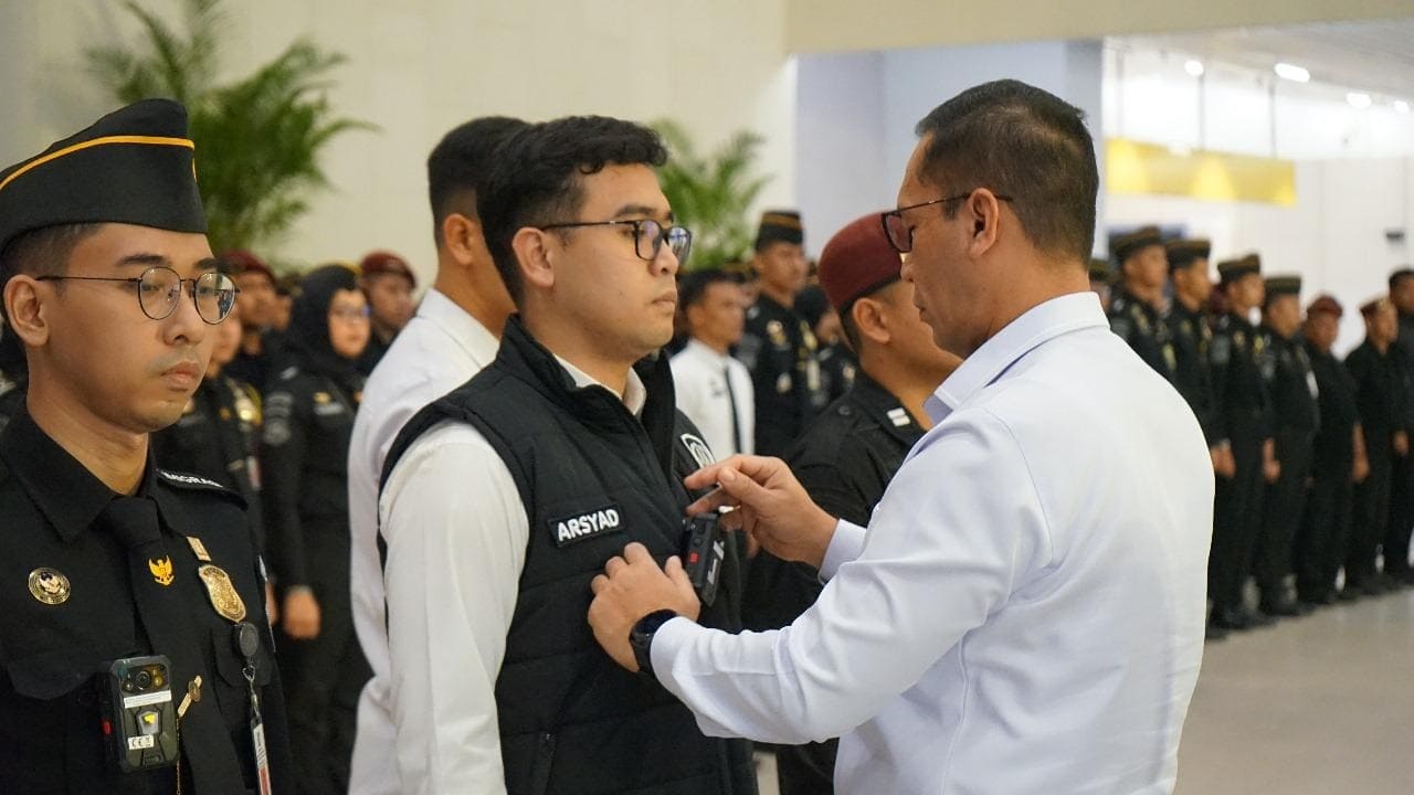 Penyematan Bodycam oleh Sekretaris Ditjen Imigrasi kepada petugas Imigrasi Soekarno-Hatta