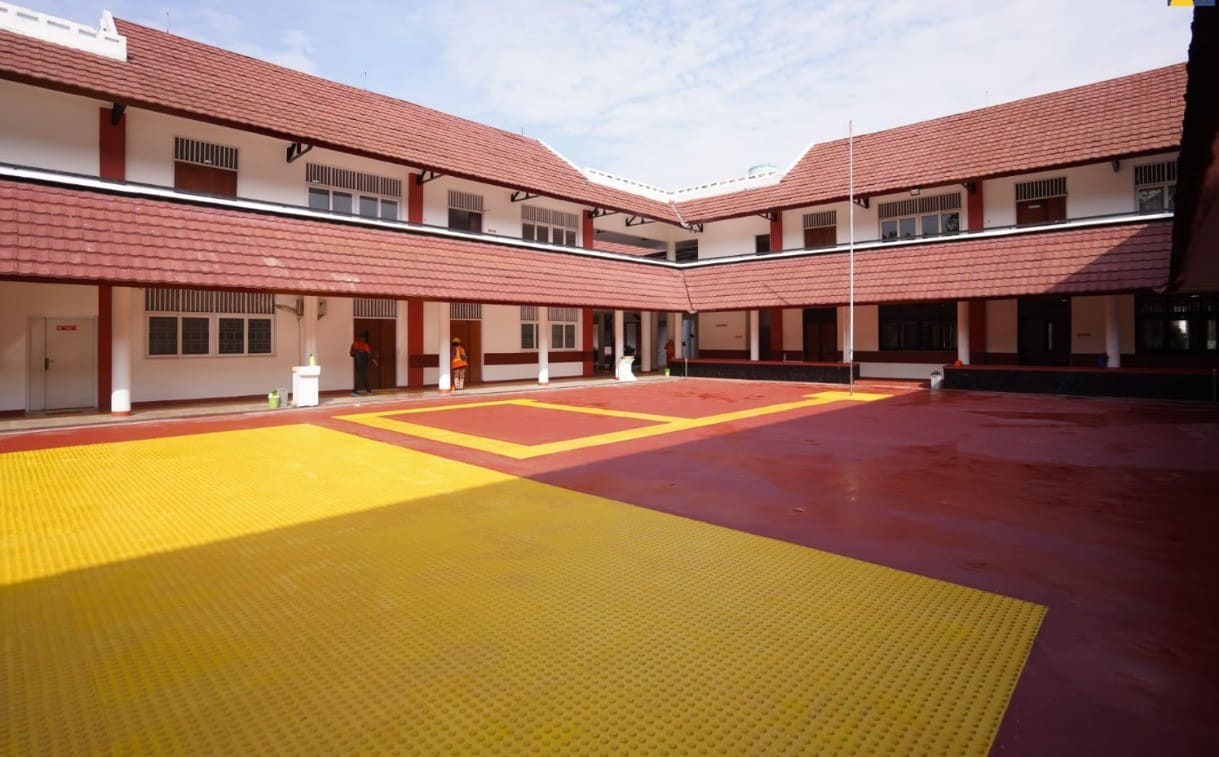 Tampak depan salah satu bangunan Sekolah Rakyat Tahap IA yang hampir rampung