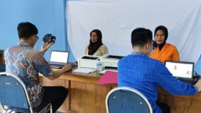 Petugas Imigrasi melayani warga dalam program SIMENTAI di Kepulauan Mentawai