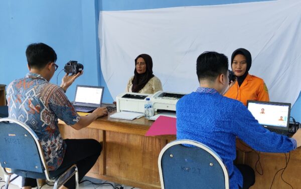 Petugas Imigrasi melayani warga dalam program SIMENTAI di Kepulauan Mentawai