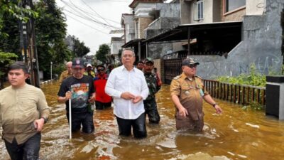 Wali Kota Tangsel Benyamin Davnie saat meninjau banjir di Pondok Maharta