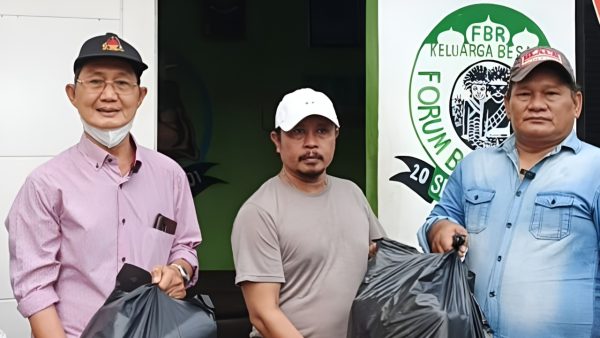 Penyerahan bantuan perlengkapan kematian oleh FBR Gardu G 0185 Johar Baru