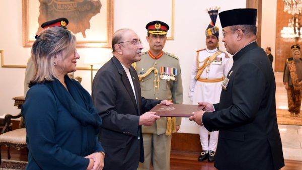 Dubes RI di Pakistan Chandra Sukotjo menyerahkan Surat Kepercayaan kepada Presiden Asif Ali Zardari