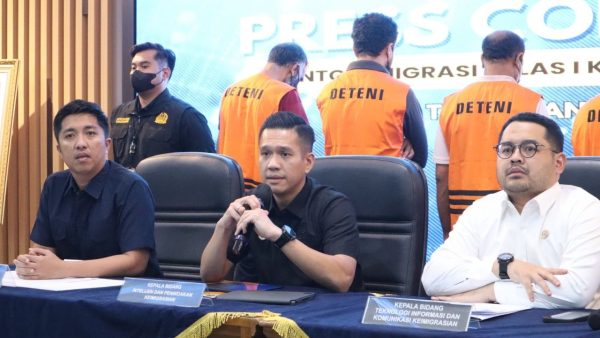 Petugas Imigrasi Tangerang mengamankan WNA yang melanggar aturan keimigrasian