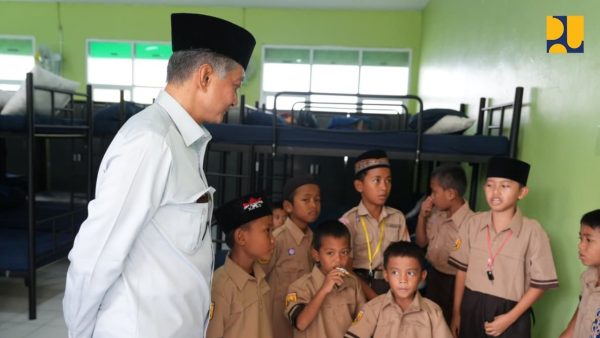 Menteri PU Dody Hanggodo disambut siswa saat kunjungan di Sekolah Rakyat Terintegrasi 1 Cirebon