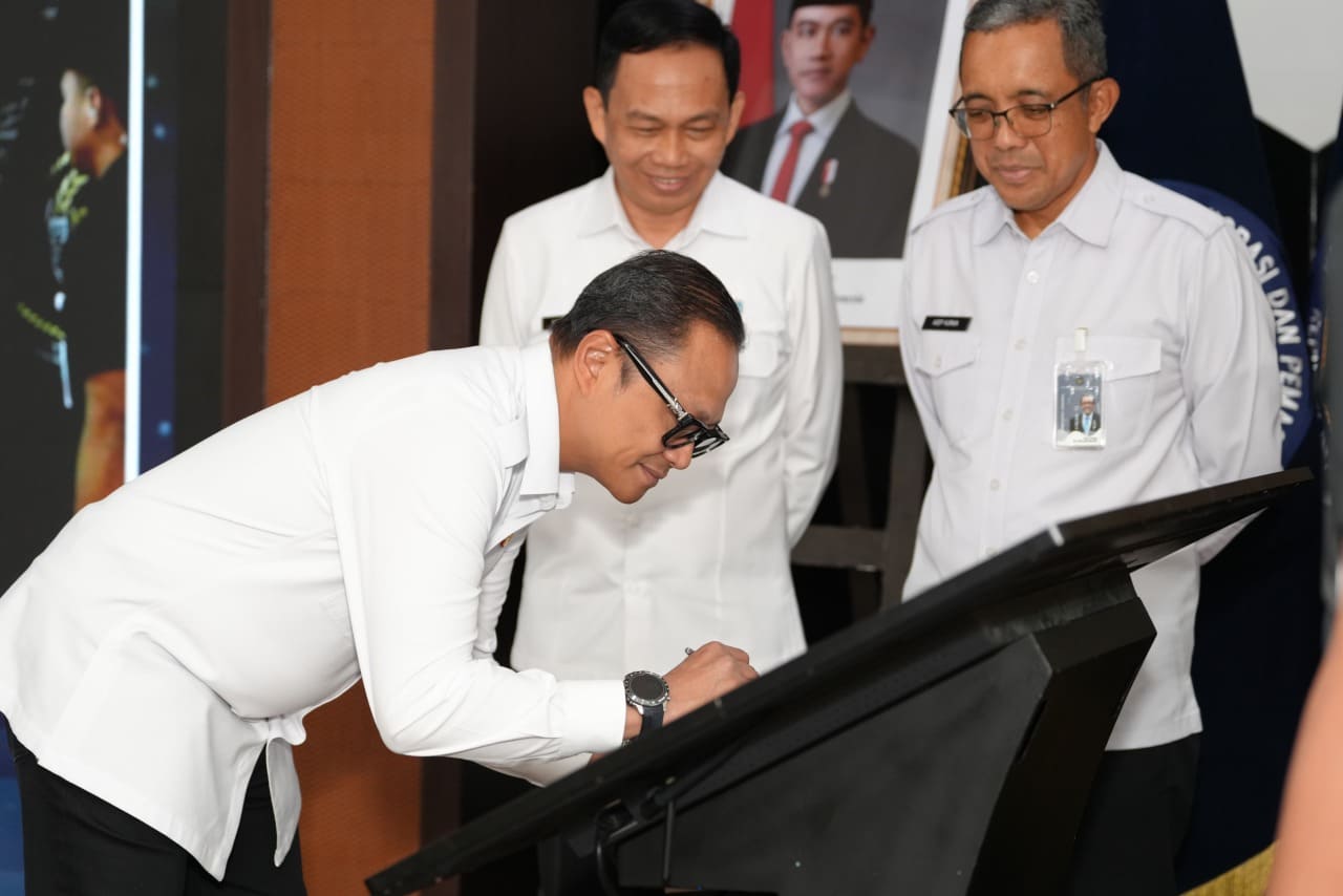 Penandatanganan Pakta Integritas oleh pejabat Ditjen Imigrasi di Jakarta
