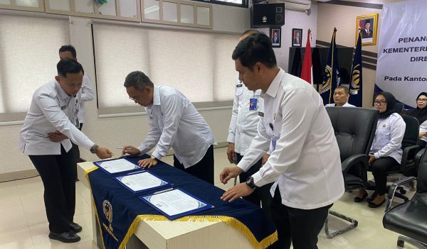 Penandatanganan pakta integritas oleh jajaran Imigrasi Padang