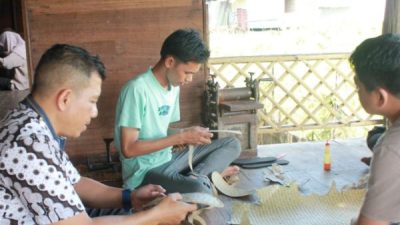 Klien Bapas Amuntai mengikuti pelatihan anyaman ilung di Galeri Kembang Ilung