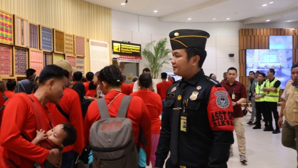 Petugas Imigrasi Soekarno-Hatta memproses pemulangan WNI dari Malaysia