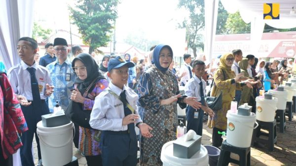 Sosialisasi Perilaku Hidup Bersih dan Sehat di Sekolah Rakyat Bambu Apus