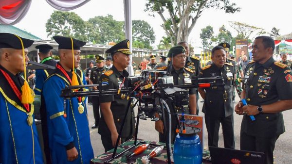 Mahasiswa Poltekad TNI AD saat memamerkan inovasi teknologi militer dalam acara wisuda